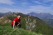 04 Alla croce del Pizzo di Spino (958 m) con vista in sui monti dell'alta Val Serina